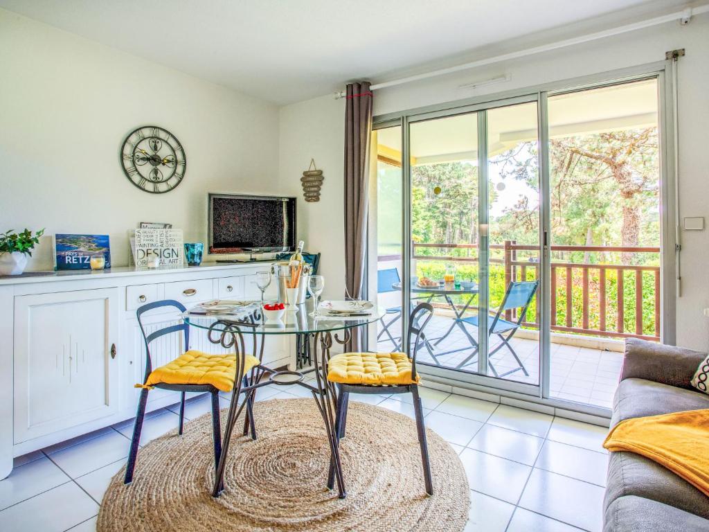 une cuisine avec une table et des chaises dans une pièce dans l'établissement Apartment Les Terrasses du Golf by Interhome, à Pornic