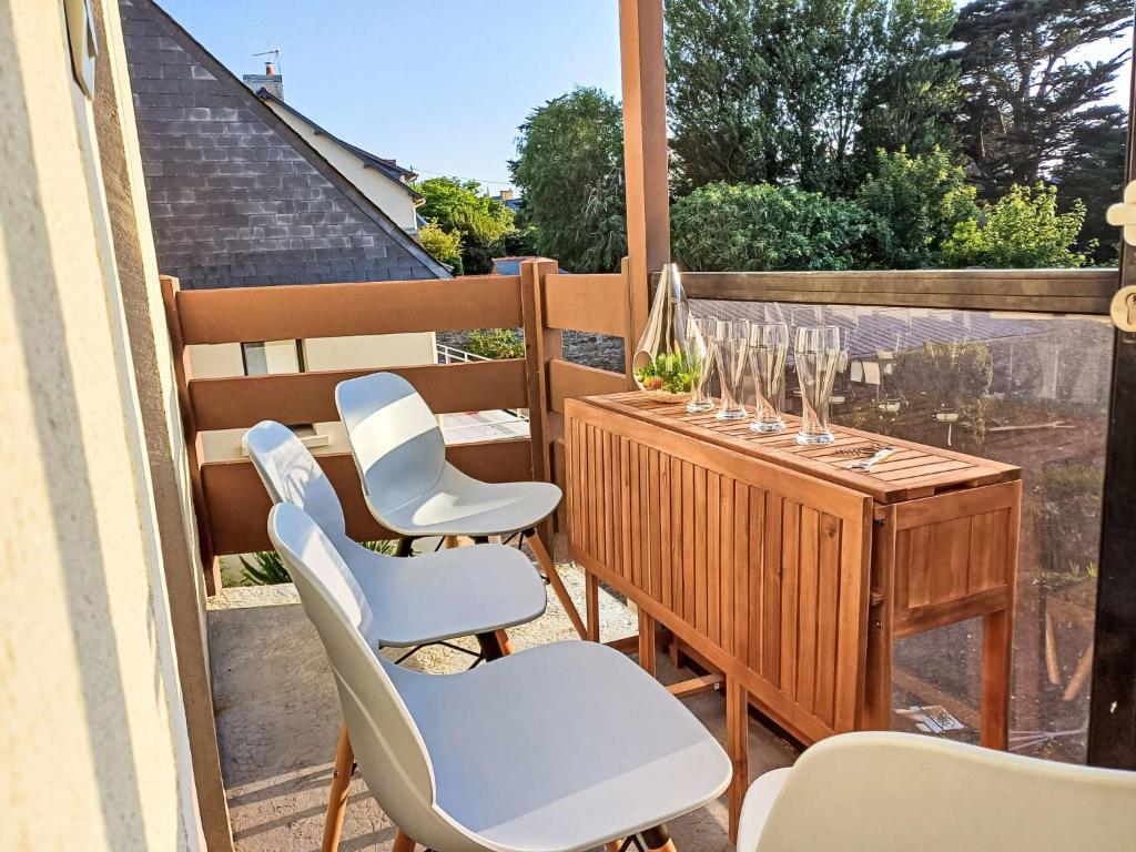 une terrasse avec des chaises et une table avec des verres à vin dans l'établissement Apartment Belle Rive by Interhome, à Saint-Malo
