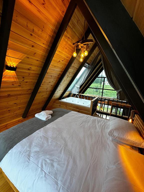 Postel nebo postele na pokoji v ubytování Peleri Suit Bungalow