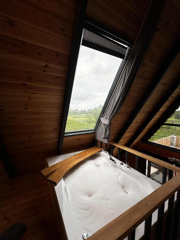 Postel nebo postele na pokoji v ubytování Peleri Suit Bungalow