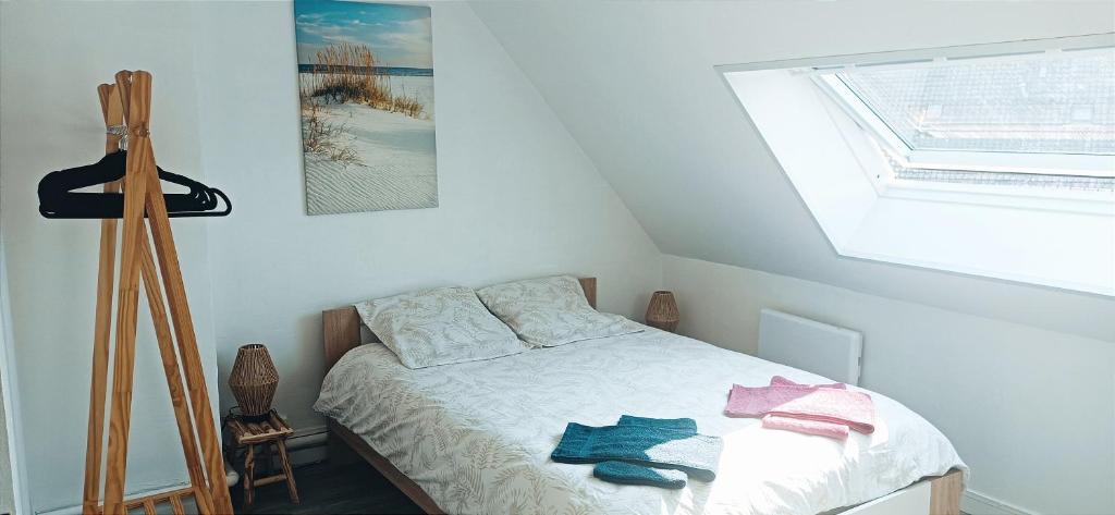 une chambre avec un lit avec des serviettes dessus dans l'établissement Appart' confort à Calais-Nord, à Calais
