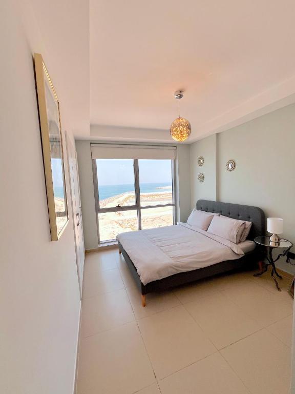 Postel nebo postele na pokoji v ubytování Luxurious 2 bedroom Beachfront Apartment - direct seaview