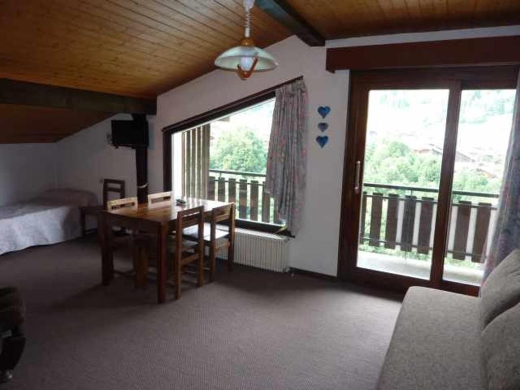 - une chambre avec un bureau, un lit et un balcon dans l'établissement Superbe Studio avec Vue Panoramique, Parking et WiFi à Morzine - FR-1-524-21, à Morzine