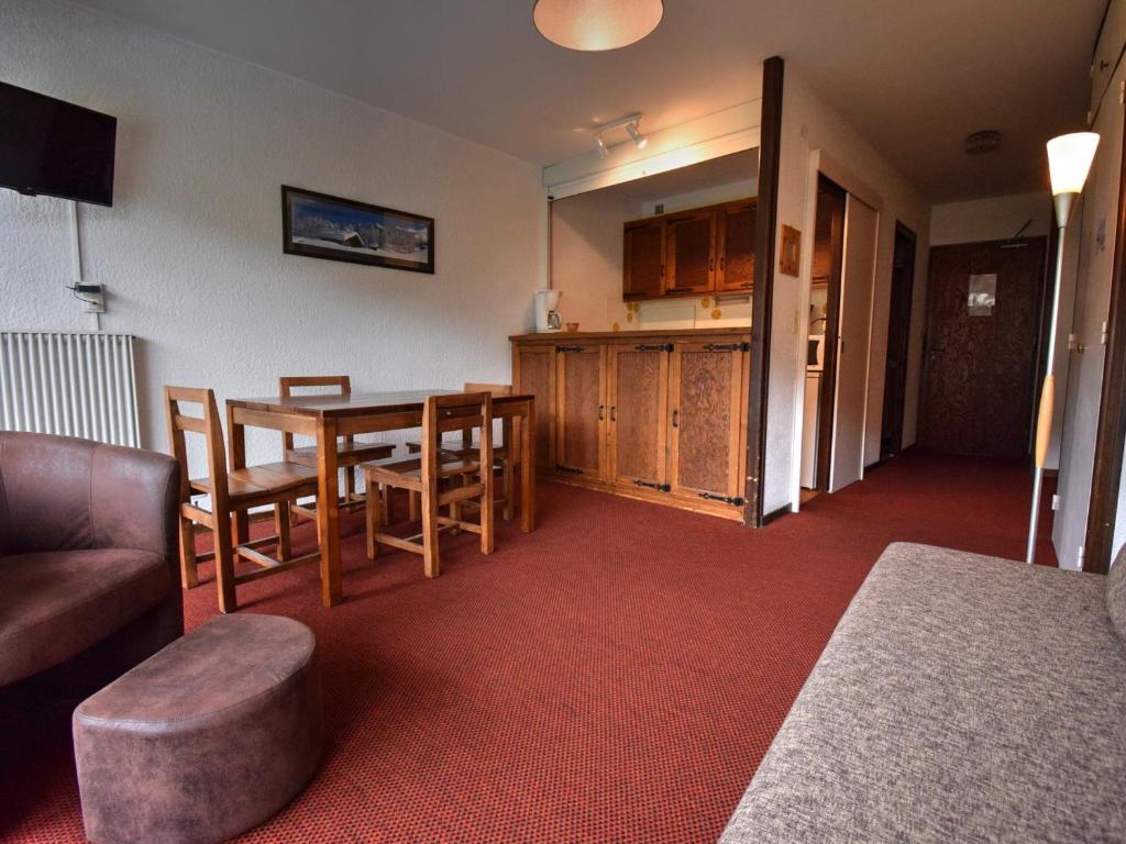 un salon avec une table et une cuisine dans l'établissement Studio 4 pers à 500m du centre de Morzine avec vue, Wifi et parking - FR-1-524-80, à Morzine