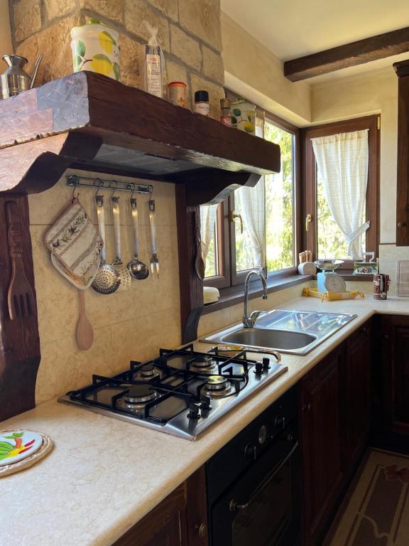 una cucina con fornelli e piano di lavoro di Appartamento Il Tiglio a Roccaraso