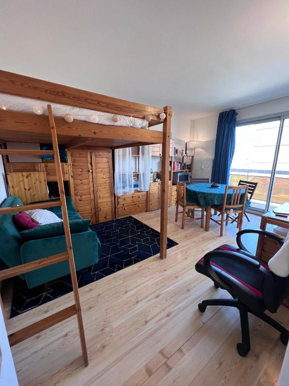 - une chambre avec des lits superposés et une salle à manger dans l'établissement Charmant studio avec balcon à deux pas de Paris, à Ivry-sur-Seine