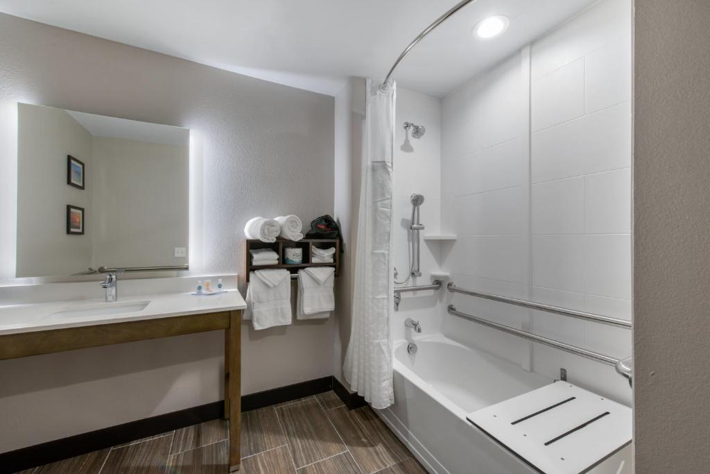Comfort Suites Fort Lauderdale Airport & Cruise Port - 