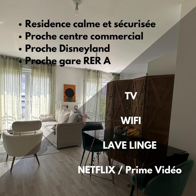 un salon avec un canapé et une table dans l'établissement Grand studio cosy, à Noisy-le-Grand