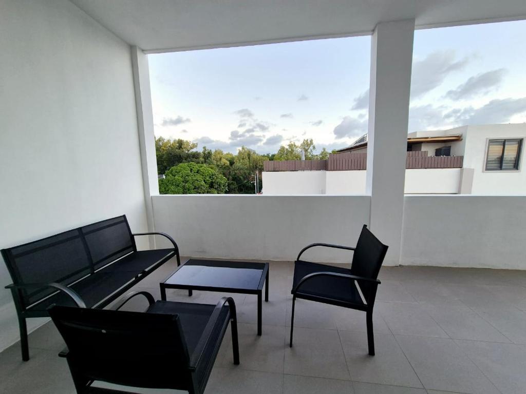 Balkón nebo terasa v ubytování Skyview Apartment- Rooftop Penthouse with Sunset & Sea Views