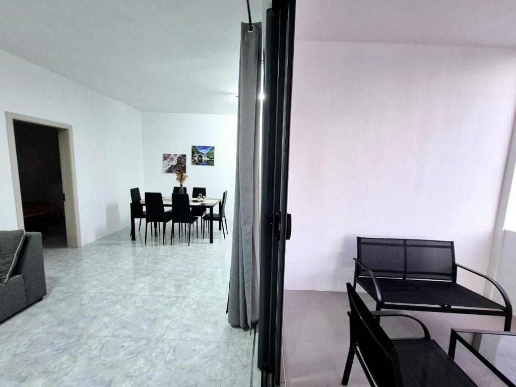 TV a/nebo společenská místnost v ubytování Skyview Apartment- Rooftop Penthouse with Sunset & Sea Views