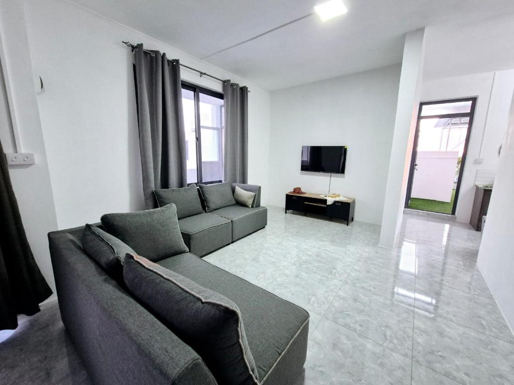 TV a/nebo společenská místnost v ubytování Skyview Apartment- Rooftop Penthouse with Sunset & Sea Views