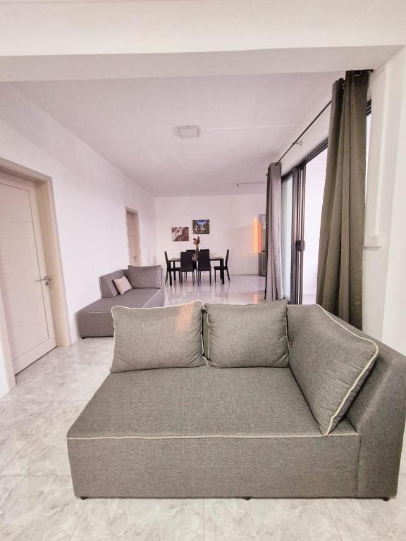 Posezení v ubytování Skyview Apartment- Rooftop Penthouse with Sunset & Sea Views
