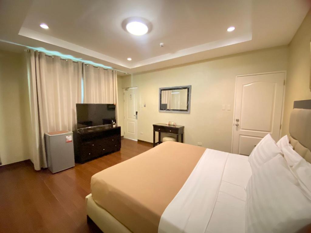 Postel nebo postele na pokoji v ubytování Prism Hotel