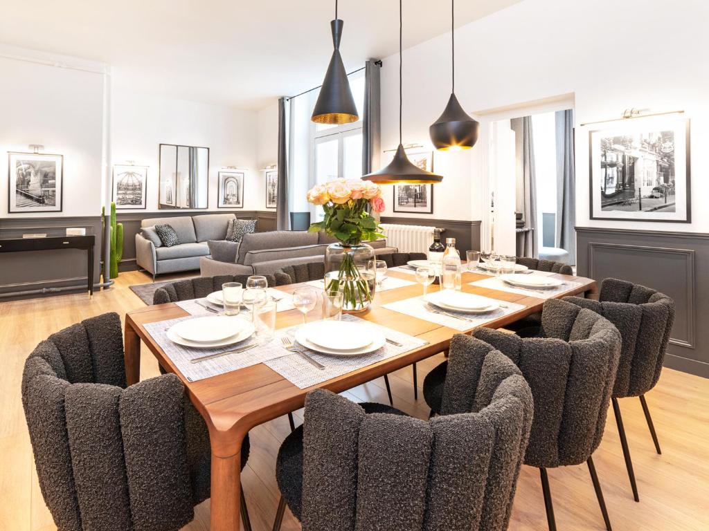 une salle à manger avec une table et des chaises dans l'établissement LivinParis - Luxury AC 3 Bedrooms Le Louvre I, à Paris