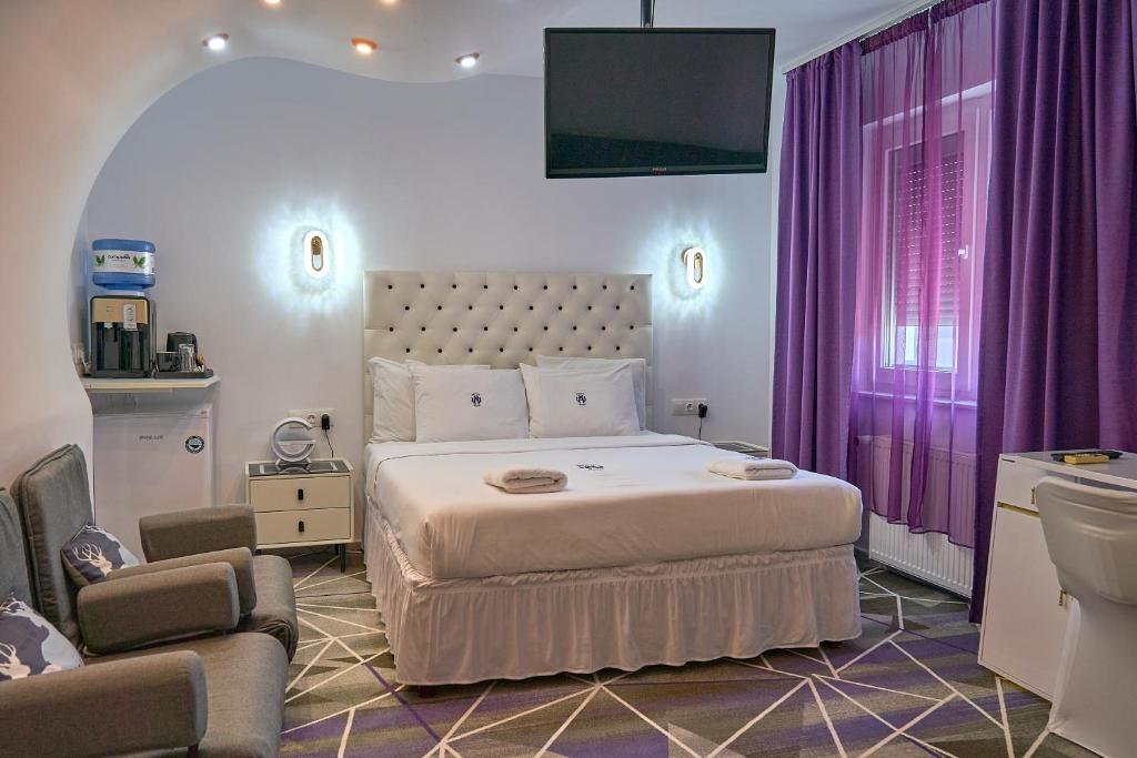 Postel nebo postele na pokoji v ubytování Amethyst House Therme & Bucharest Otopeni Airport