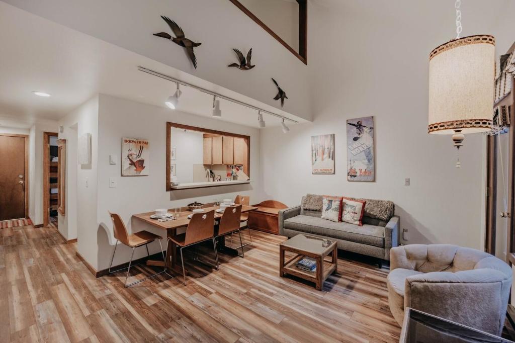 ein Wohnzimmer mit Sofa und Tisch in der Unterkunft 91SW - Wi-Fi - Pets Ok - Sleeps 6 condo in Glacier