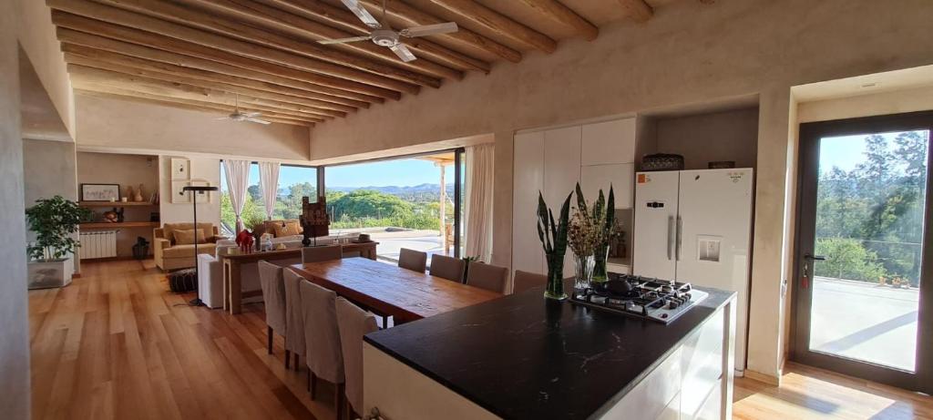 una grande cucina con tavolo e una grande finestra di Casa del sol a Villa Allende
