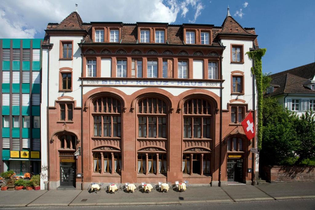 un grande edificio in mattoni all'angolo di una strada di Central City Hotel Rochat a Basilea