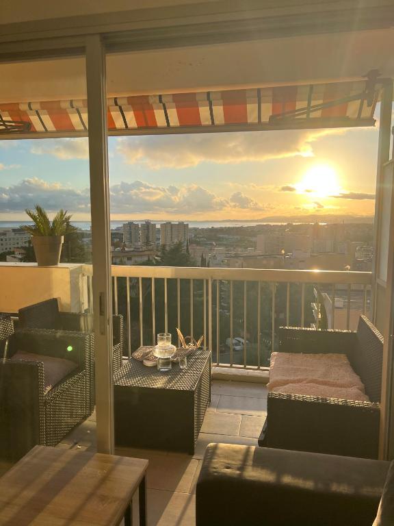 d'un balcon avec une table et une vue sur la ville. dans l'établissement Calm apartment with sea view, à Nice