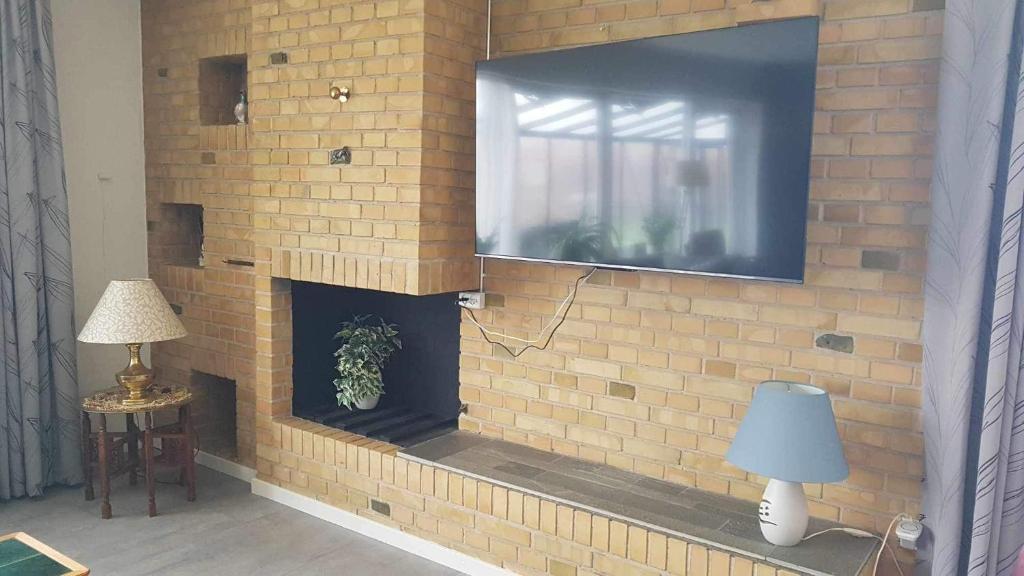 TV a/nebo společenská místnost v ubytování Feriehus i Sæby nær by, skov og strand
