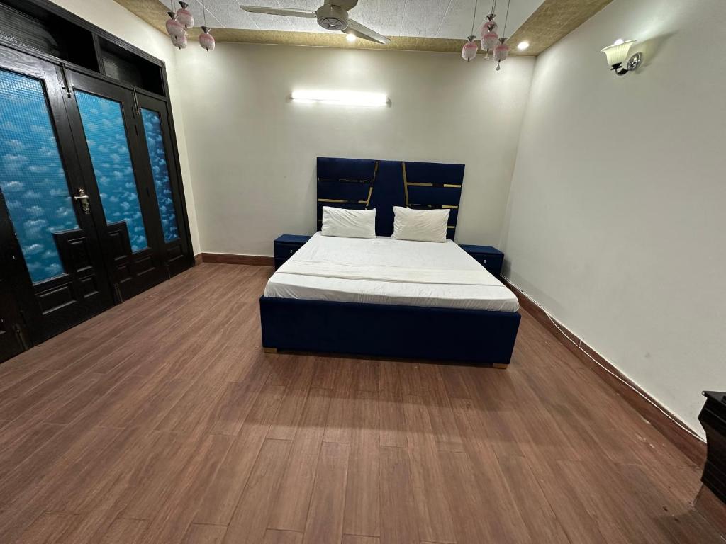 Islamabad Guest House - Deluxe King Studio
