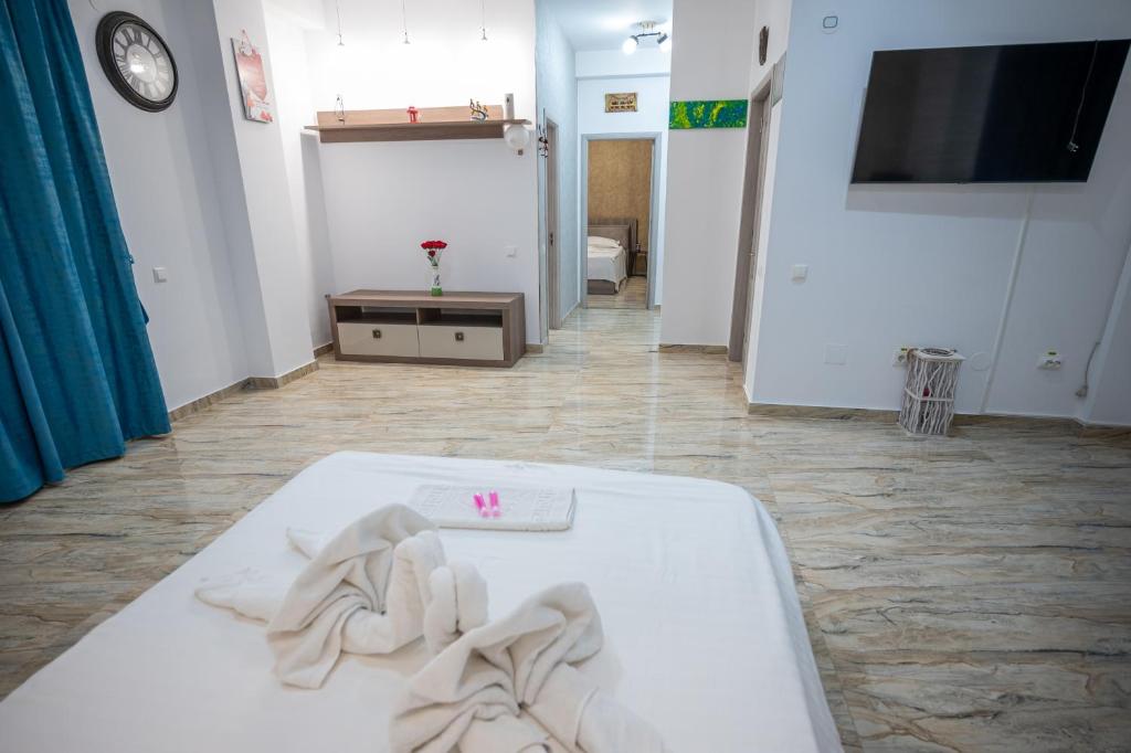 コスティネシュティにあるHotel DaMarのバスタブとタオルが置かれた部屋