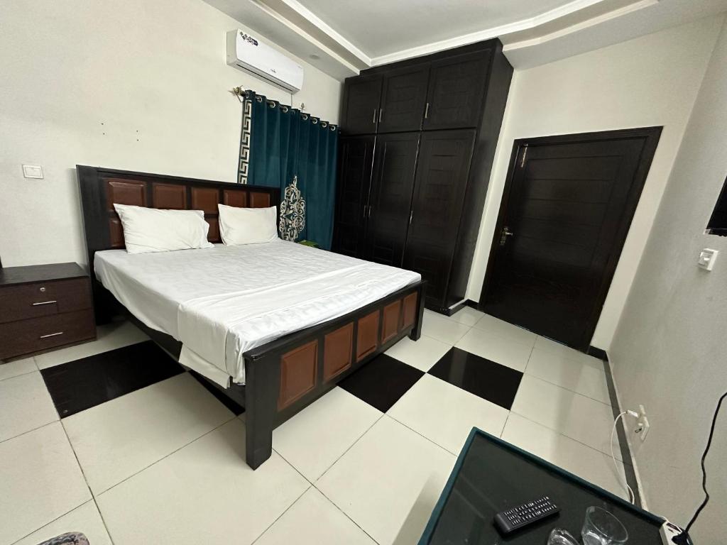 Islamabad Guest House - Deluxe Queen Room