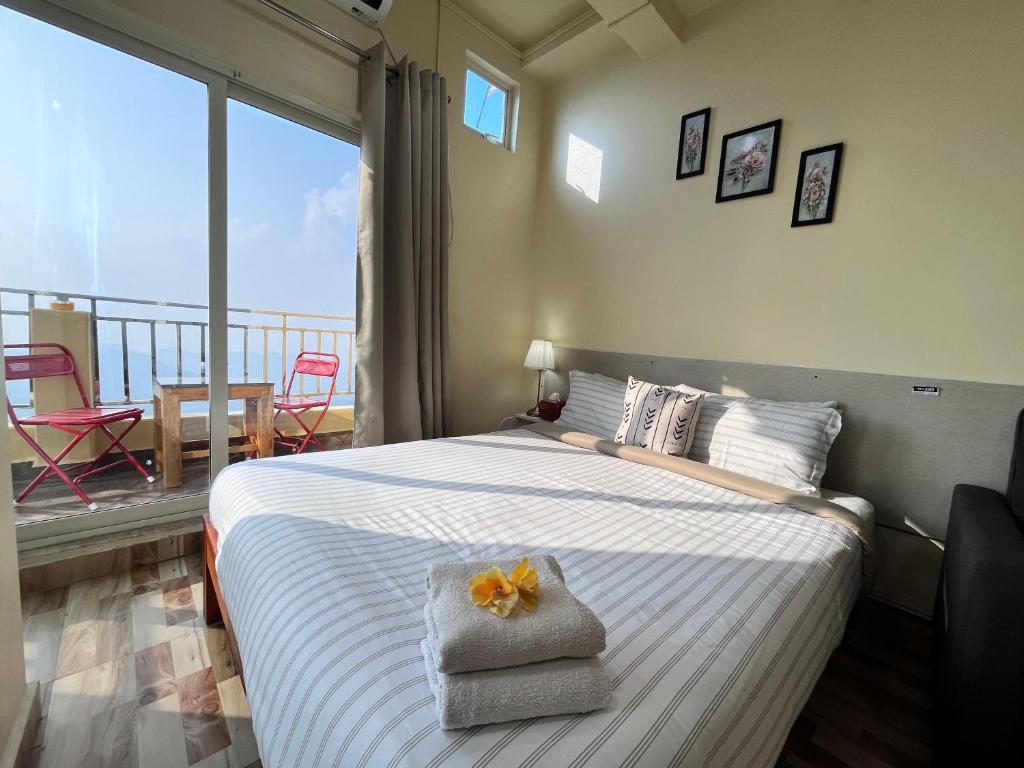 Postel nebo postele na pokoji v ubytování Aizawl Hotel