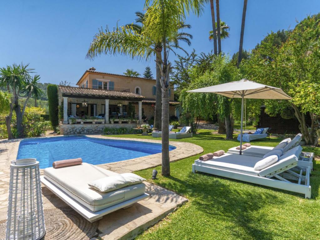 basen z 2 leżakami i parasolem w obiekcie Villa La Font by Interhome w mieście Mancor del Valle