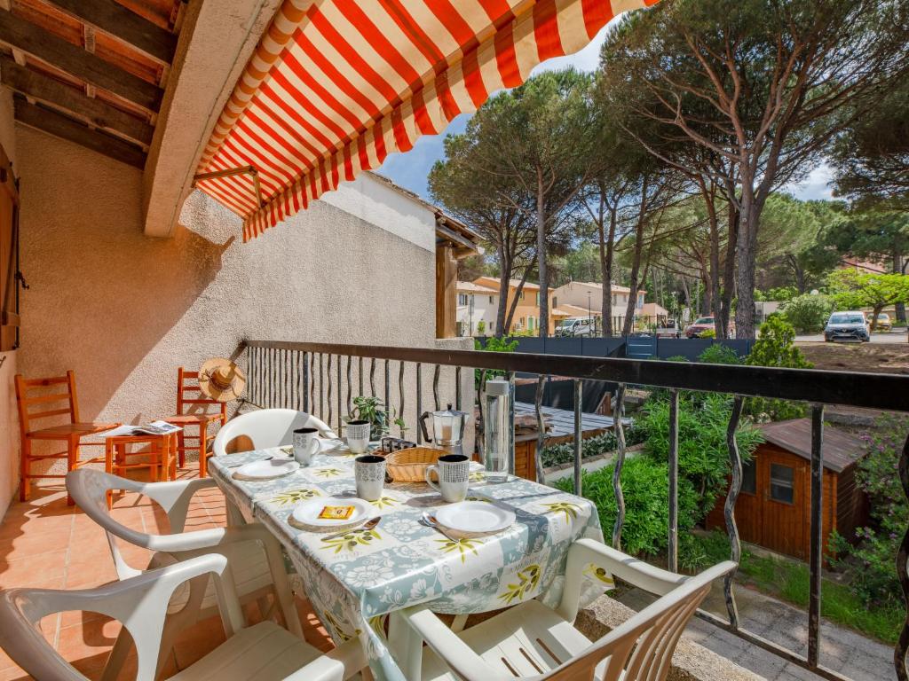 un patio avec une table et des chaises sur un balcon dans l'établissement Apartment Le Soleil d'or 2 by Interhome, à Sainte-Maxime