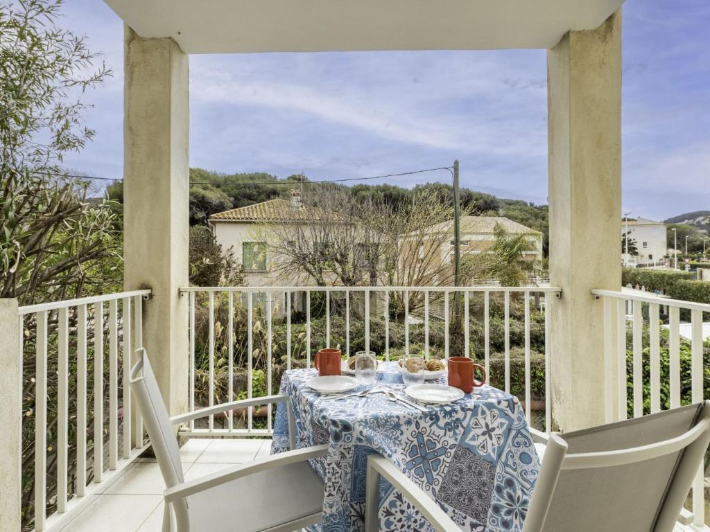 - une table sur un balcon avec une table et des chaises dans l'établissement Apartment Super Plage-7 by Interhome, à Saint-Cyr-sur-Mer