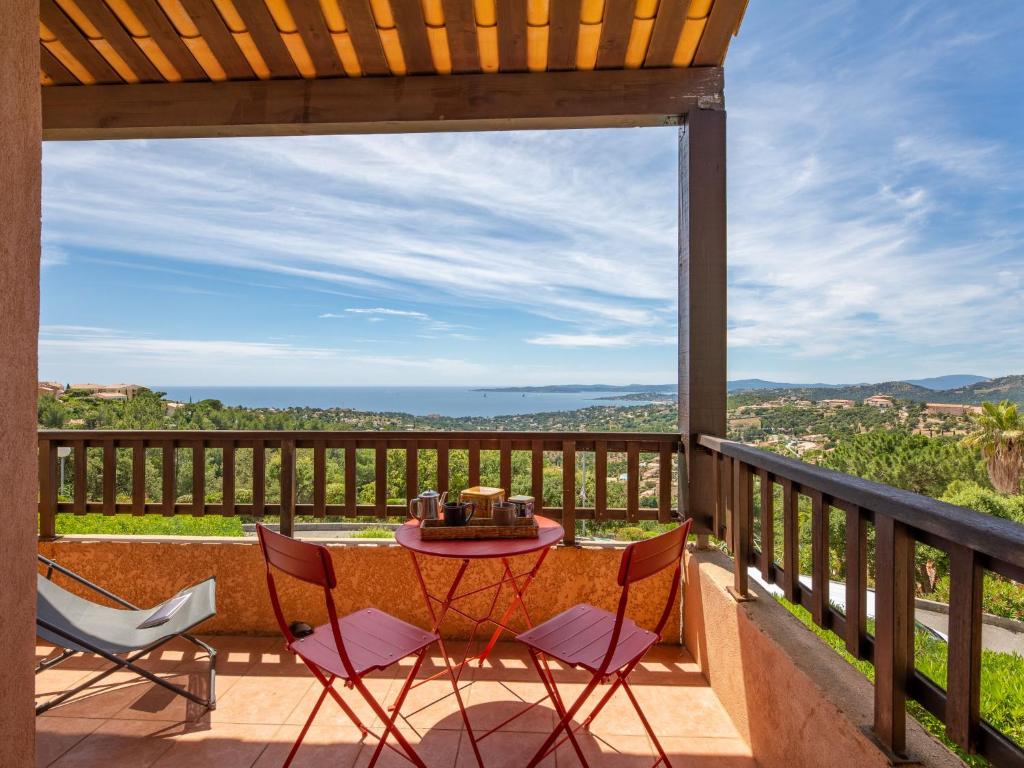un patio avec une table et des chaises sur un balcon dans l'établissement Apartment Résidence Bellevue-2 by Interhome, à Roquebrune-sur Argens