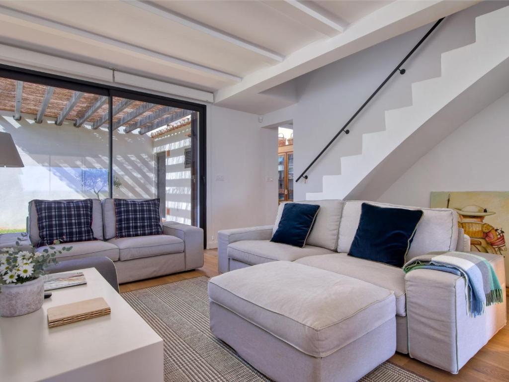 A seating area at Holiday Home Maison del Mar by Interhome