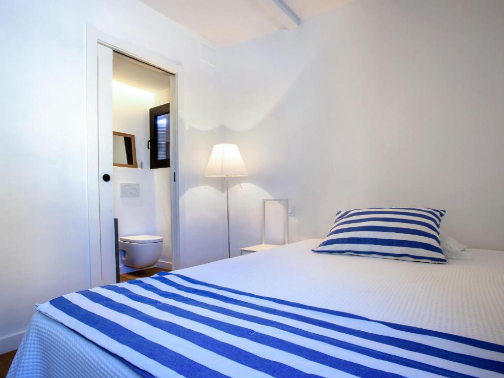 A bed or beds in a room at Holiday Home Maison del Mar by Interhome