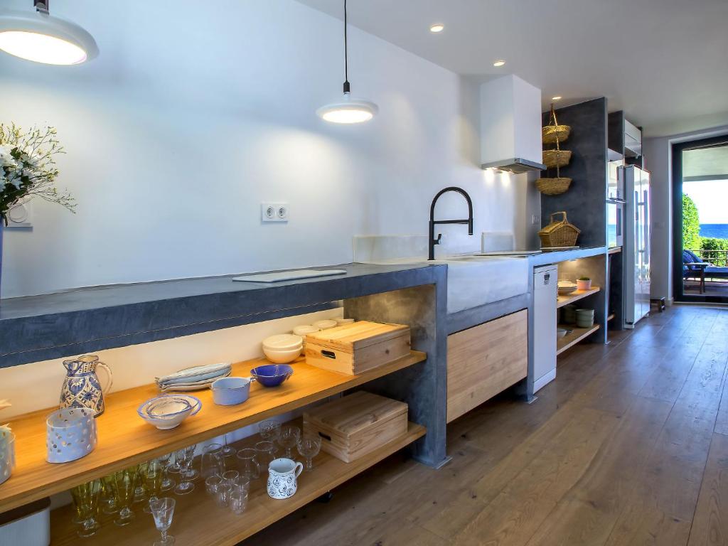 A kitchen or kitchenette at Holiday Home Maison del Mar by Interhome