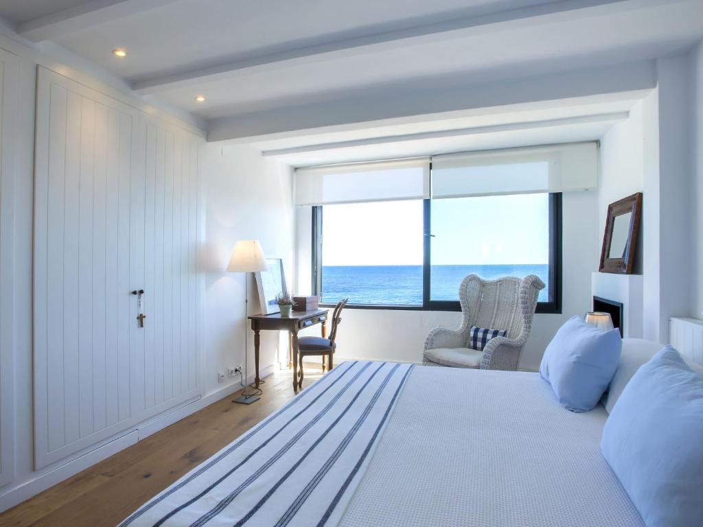 A bed or beds in a room at Holiday Home Maison del Mar by Interhome