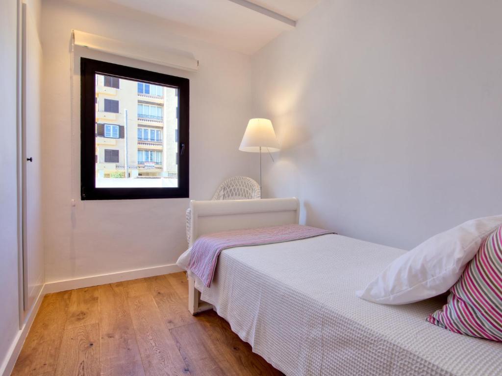A bed or beds in a room at Holiday Home Maison del Mar by Interhome