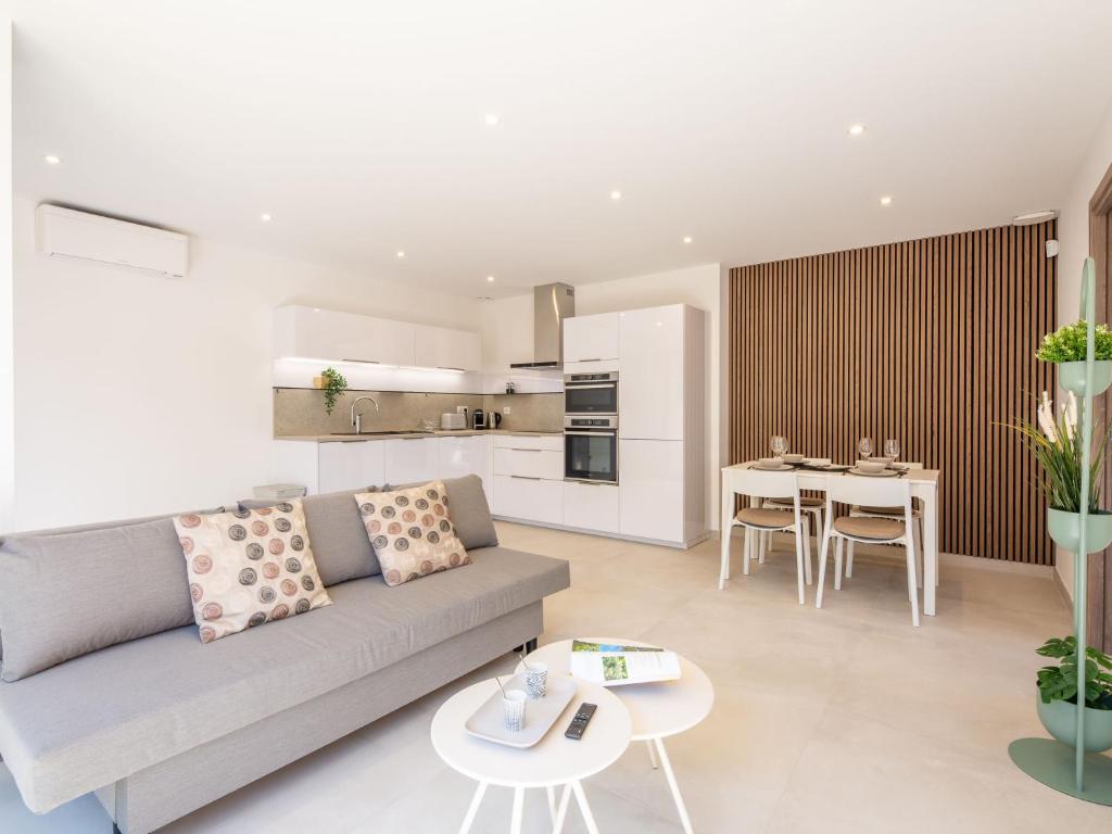 un salon avec un canapé et une table dans l'établissement Apartment Akemi by Interhome, à Sainte-Maxime