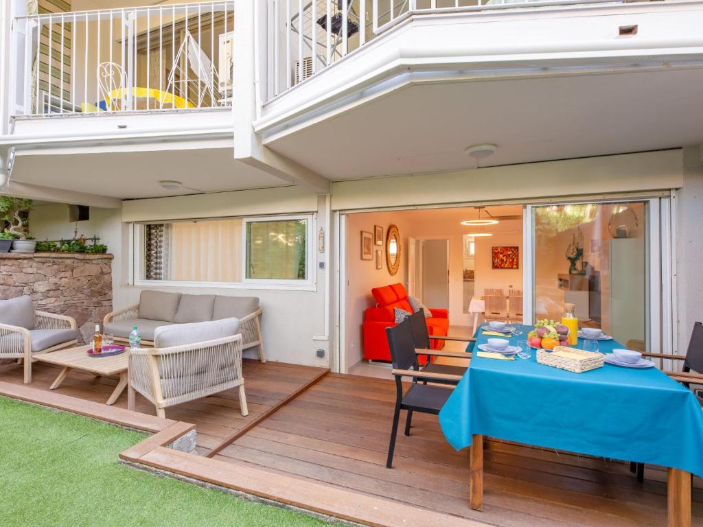 d'une terrasse avec une table et des chaises bleues. dans l'établissement Apartment Résidence Le Boréal-3 by Interhome, à Saint-Raphaël