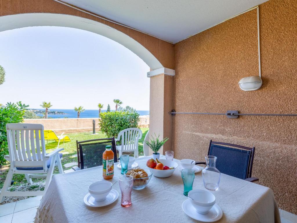 une table avec un bol de fruits sur une terrasse dans l'établissement Apartment Le Village - E1103 by Interhome, à Saint-Raphaël