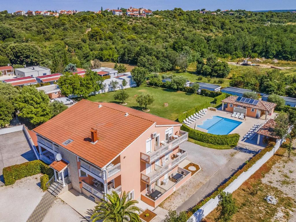 Bazén v ubytování Apartment Rok 2 by Interhome nebo v jeho okolí