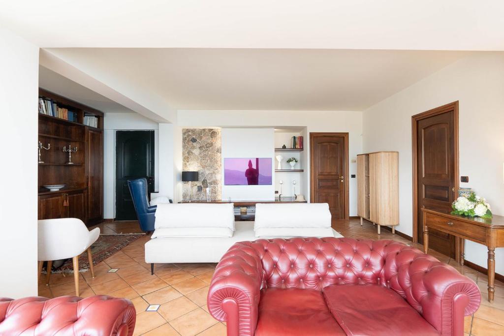 een woonkamer met een rode leren bank bij Villa Marta Luxury Sea View and Spa in Taormina