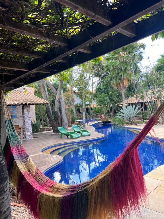 ein Resort mit einer Hängematte und einem Pool in der Unterkunft Pousada Vila Parnaíba in Parnaíba