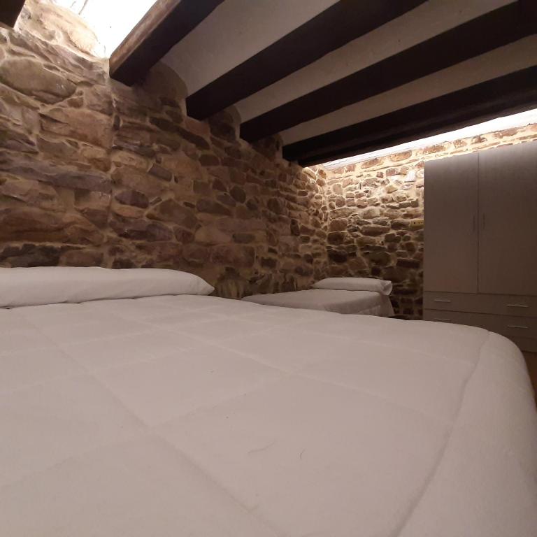 Posteľ alebo postele v izbe v ubytovaní Casa rural rústica "EL COLMENAR" para parejas, familias o amigos a la montaña