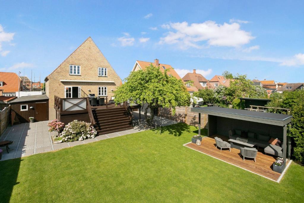 una vista aerea di una casa con cortile di Private Rooms - Køge a Køge
