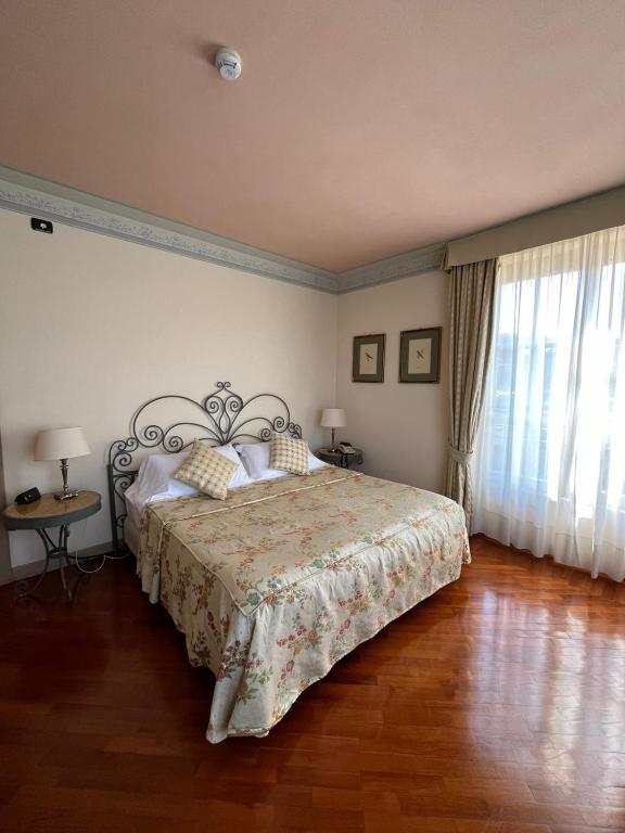 Postel nebo postele na pokoji v ubytování Romantik Hotel Relais Mirabella Iseo