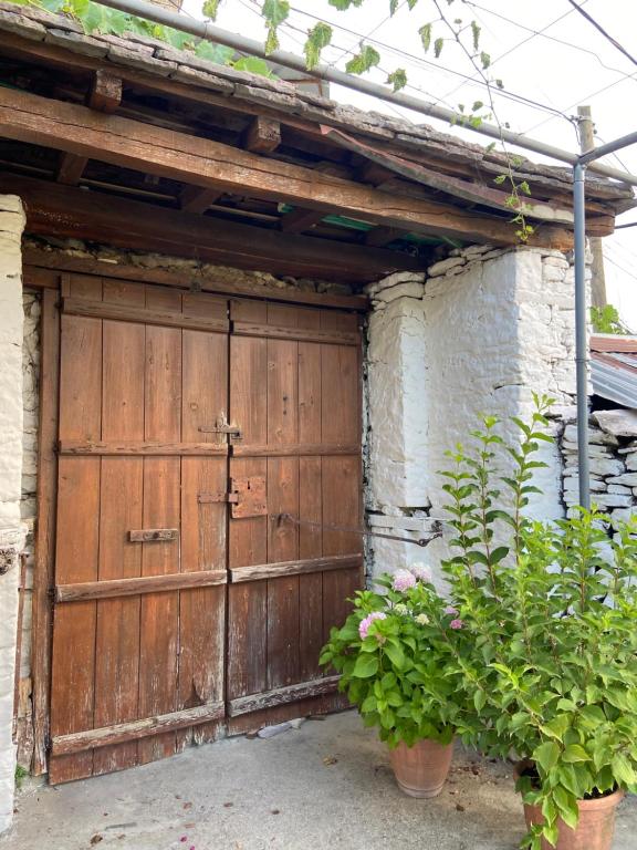 Fotografie z fotogalerie ubytování StoneTale Garden Guesthouse v destinaci Gjirokastër