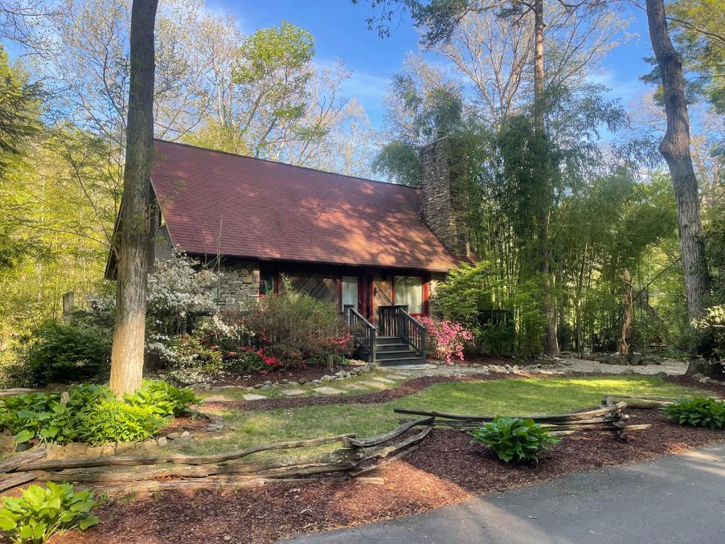 En have udenfor River Rock Cabin