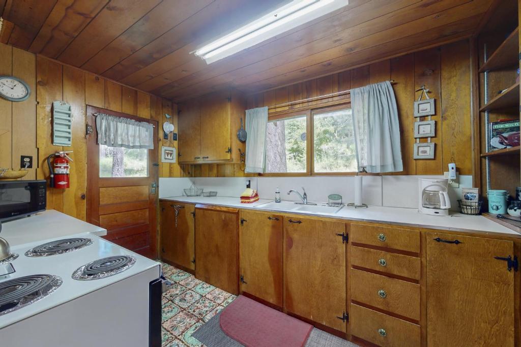 Kuchyň nebo kuchyňský kout v ubytování Pine Cone Cottage