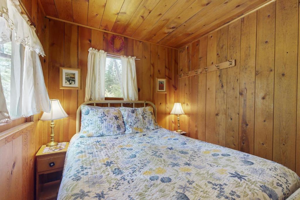 Postel nebo postele na pokoji v ubytování Pine Cone Cottage